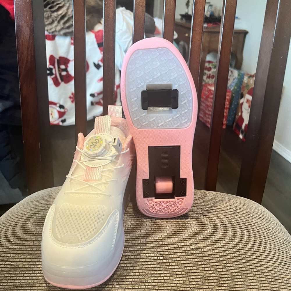 Stylish Kids Roller Sneakers in Pink and White. no name brand just skate/shoe